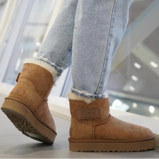 Зимние угги UGG Classic Mini с ремешком