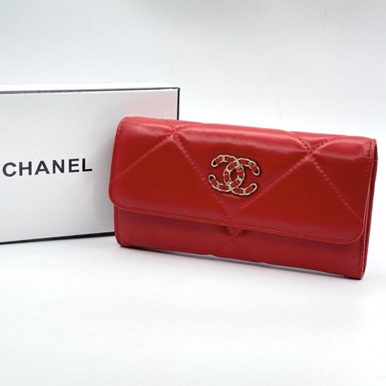 Кошелек Chanel красный с ромбовым узором и красной эмблемой бренда