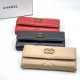 Кошелек Chanel красный с ромбовым узором и красной эмблемой бренда