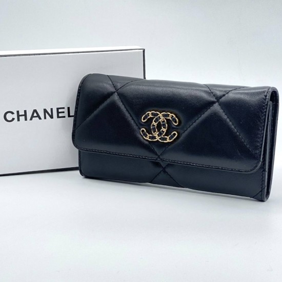 Кошелек Chanel красный с ромбовым узором и чёрной эмблемой бренда