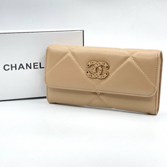 Кошелек Chanel бежевый с ромбовым узором и бежевой эмблемой бренда