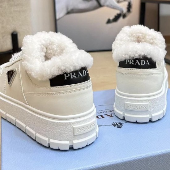 Зимние кроссовки Prada с меховой отделкой