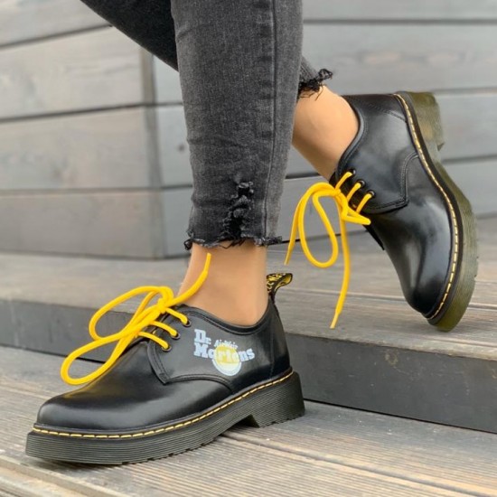 Лоферы Dr. Martens с цветными шнурками