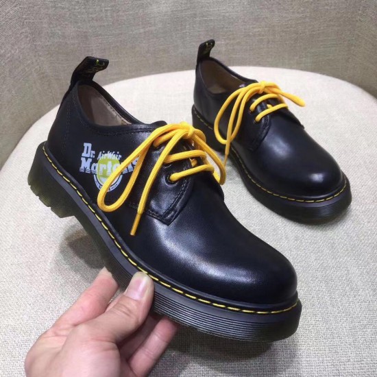 Лоферы Dr. Martens с цветными шнурками