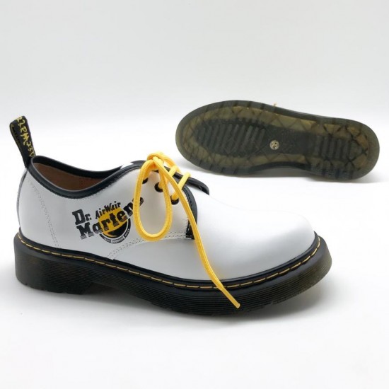 Лоферы Dr. Martens с цветными шнурками