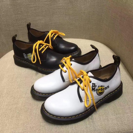 Лоферы Dr. Martens с цветными шнурками