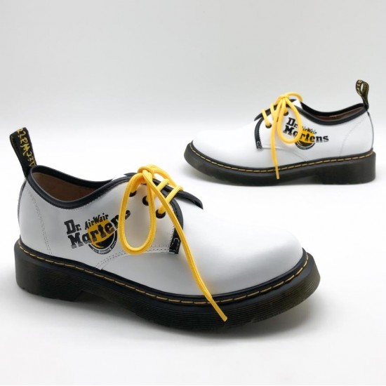 Лоферы Dr. Martens с цветными шнурками