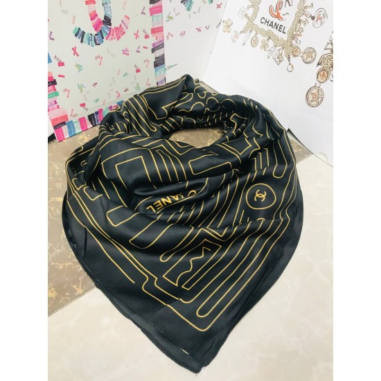 Шёлковый платок Chanel чёрный с золотистым узором