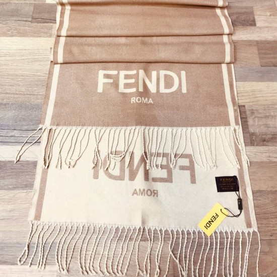 Шарф - палантин Fendi с бахромой персиковый