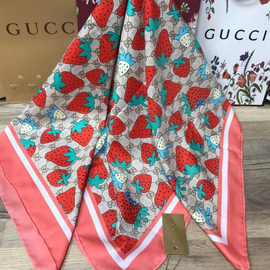 Платок Gucci с принтом "Клубника" розовый