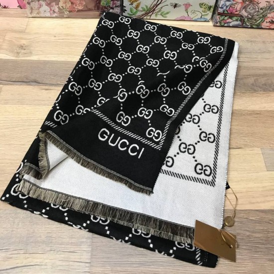 Палантин Gucci GG Supreme чёрно-белый