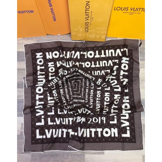 Платок Louis Vuitton с надписями LV