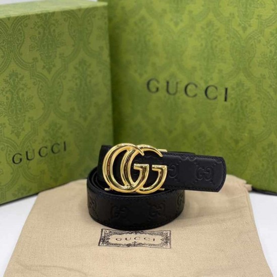 Ремень Gucci с тиснением Signature и золотистой пряжкой GG