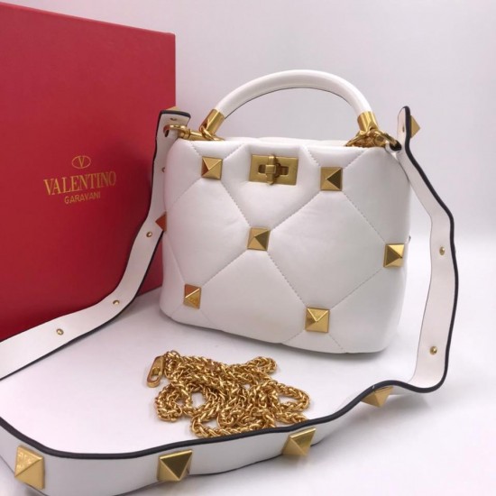 Сумка Valentino Roman Stud The Handle Bag белая