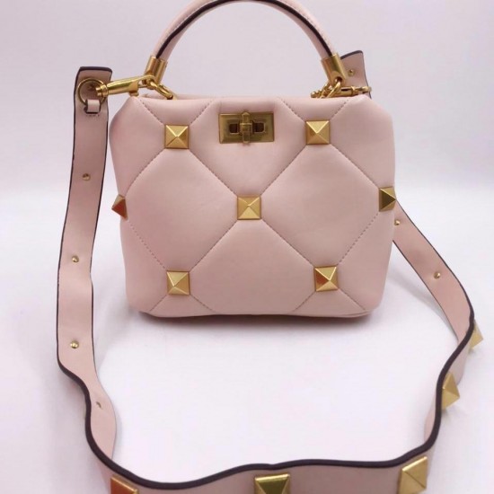 Сумка Valentino Roman Stud The Handle Bag бледно-розовая