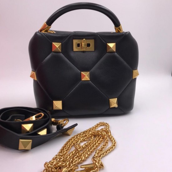 Сумка Valentino Roman Stud The Handle Bag чёрная