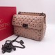 Сумка Valentino Roman Stud The Shoulder Bag бледно-розовая