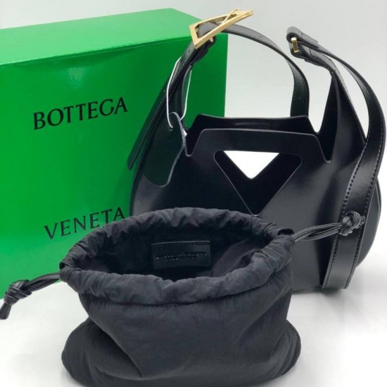 Сумка Bottega Veneta с треугольными ручками и ремнём чёрная