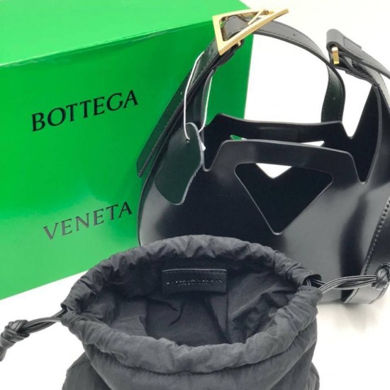 Сумка Bottega Veneta с треугольными ручками и ремнём чёрная