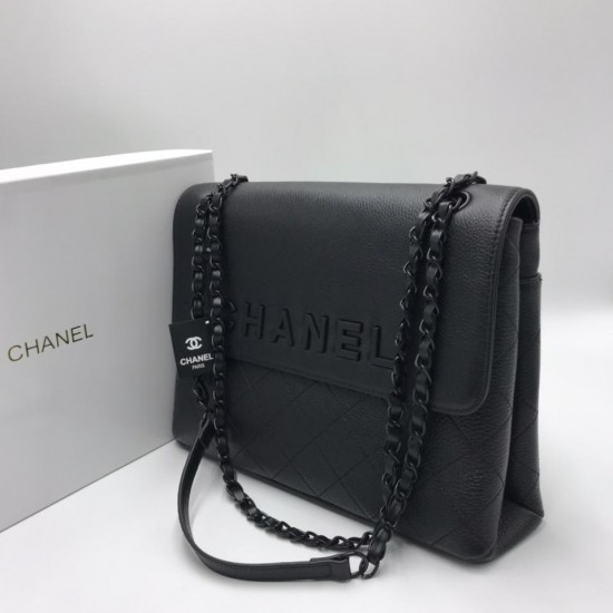 Сумка Chanel с тиснёной надписью чёрная