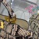 Сумка Fendi Peekaboo Iseeu из кожи питона