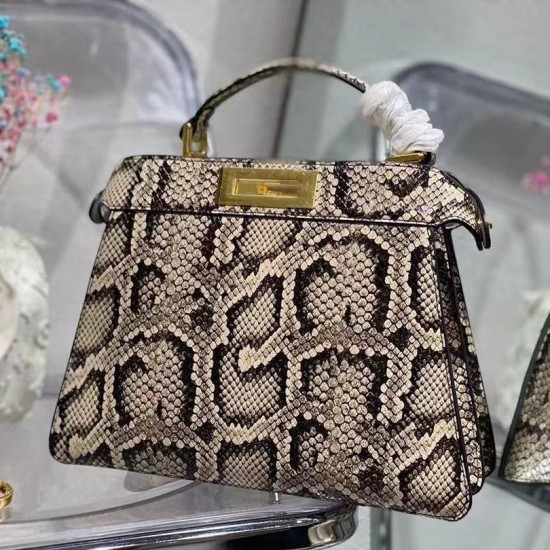 Сумка Fendi Peekaboo Iseeu из кожи питона