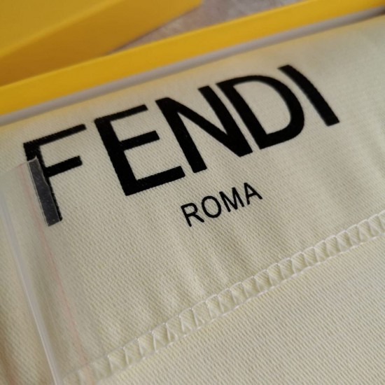 Мини-сумка Fendi на ремешке-цепочке бежевая с красным